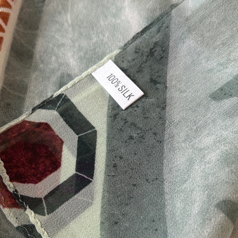 Geometric silk Patterned Scarf - Picture 4 of 5